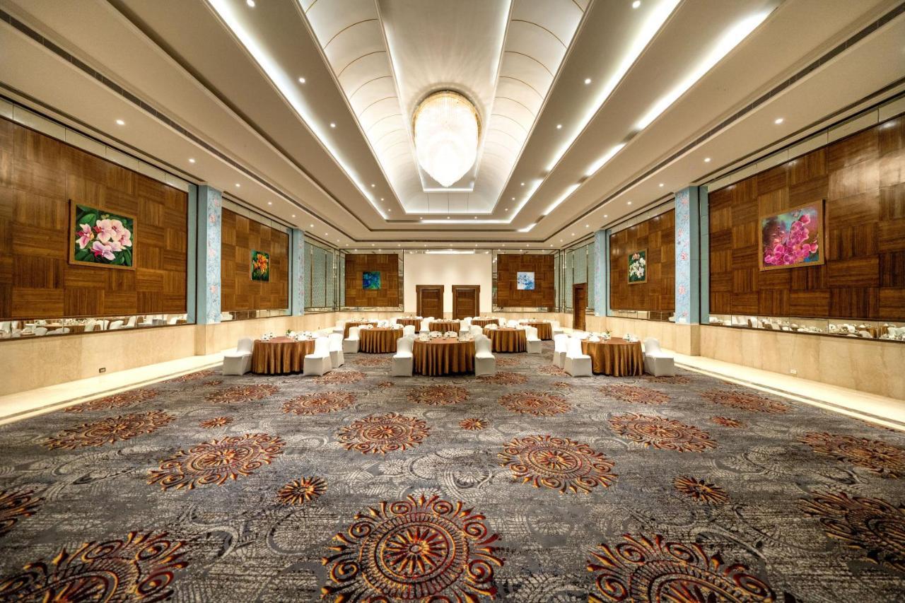 Fairway Golf & Lake Resort Naya Raipur Exterior photo