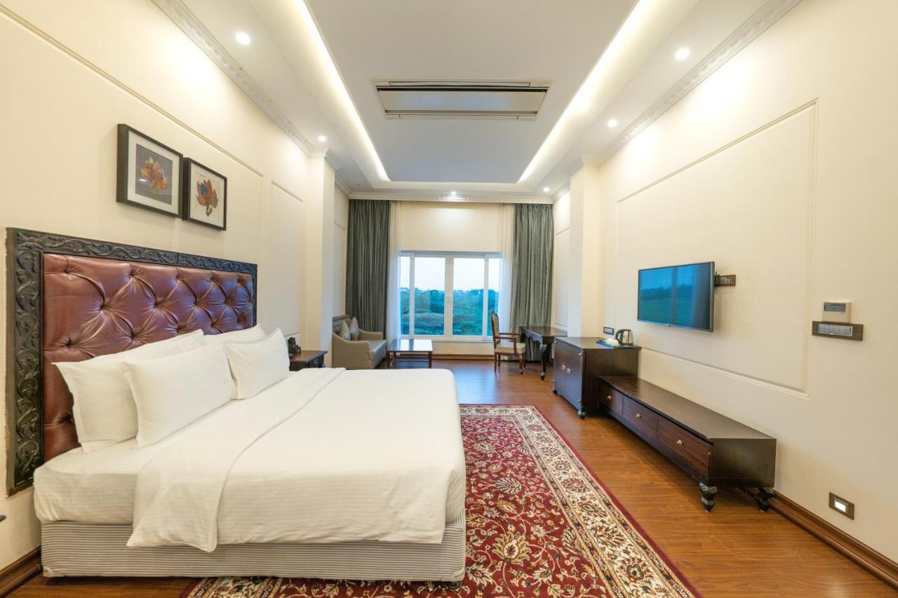 Fairway Golf & Lake Resort Naya Raipur Exterior photo