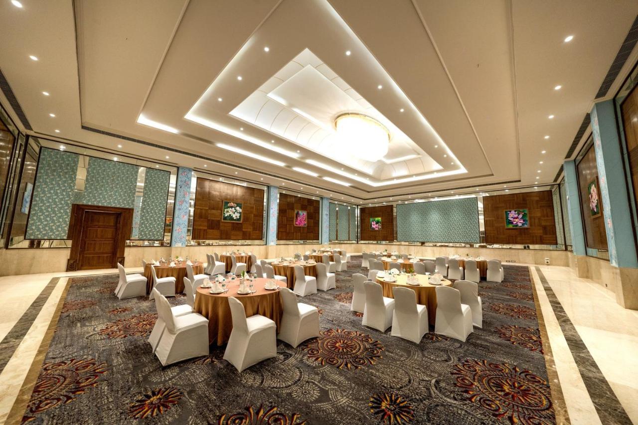 Fairway Golf & Lake Resort Naya Raipur Exterior photo